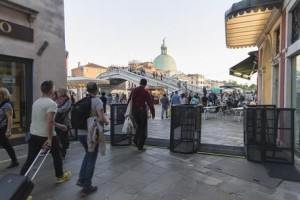 ++ Venezia, installati tornelli per deviare turisti ++